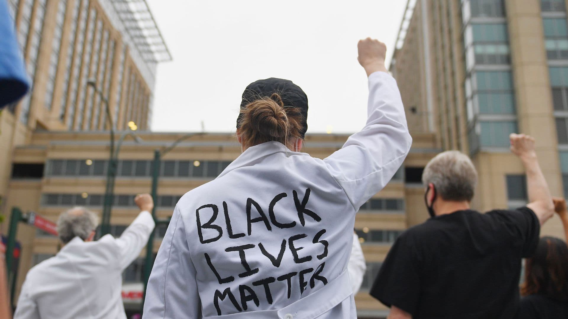 Médicos protestando e apoiando o BLM.