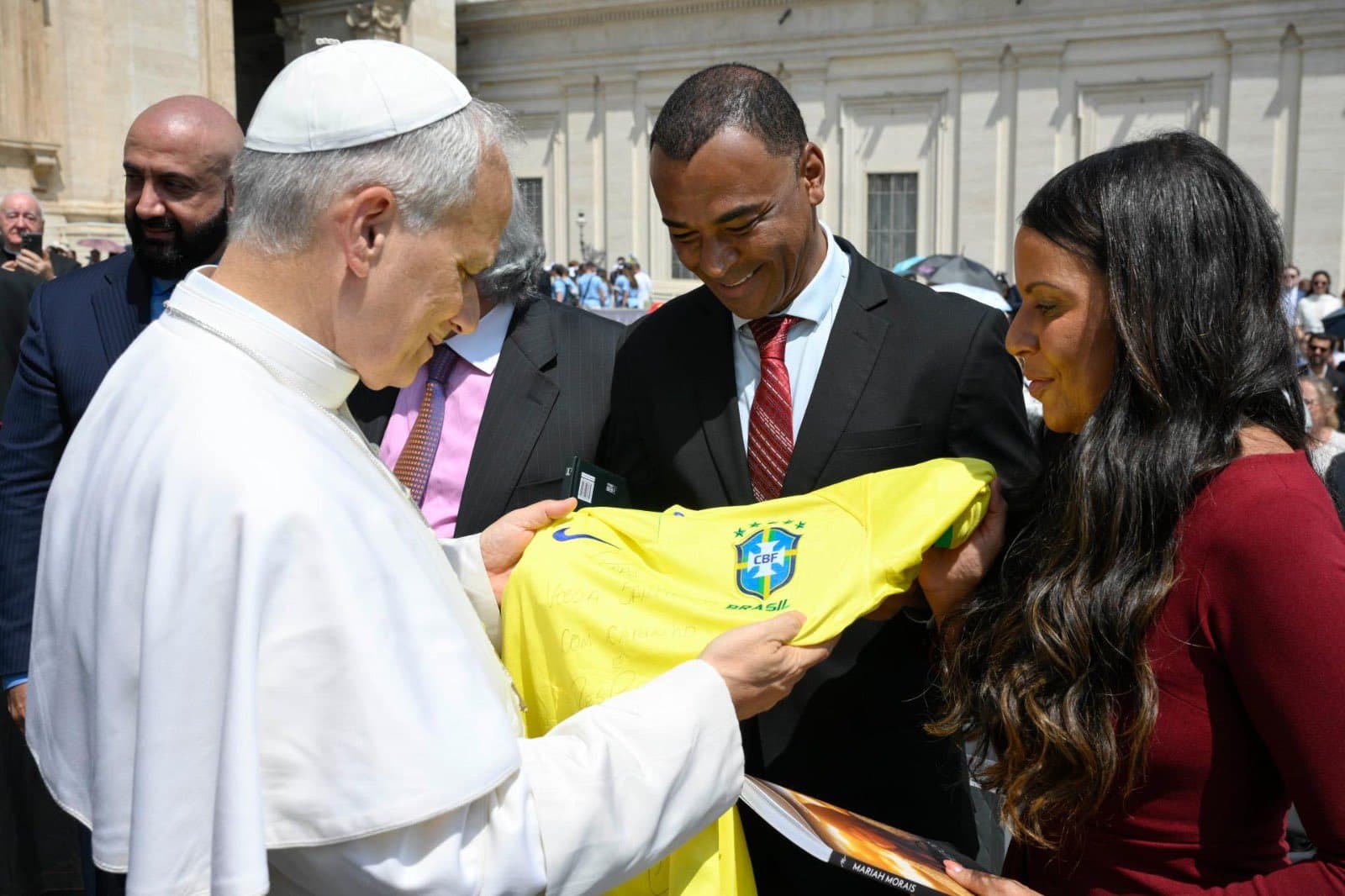 No Vaticano, capitão do penta Cafu encontra Papa Leão XIV durante Audiência Geral. Entrega camisa autografada e fala em bênção para a Copa do Mundo.