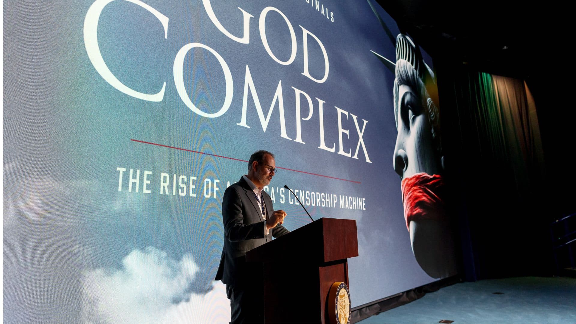 Ricardo Gomes discursa na pré-estreia de God Complex nos Estados Unidos.