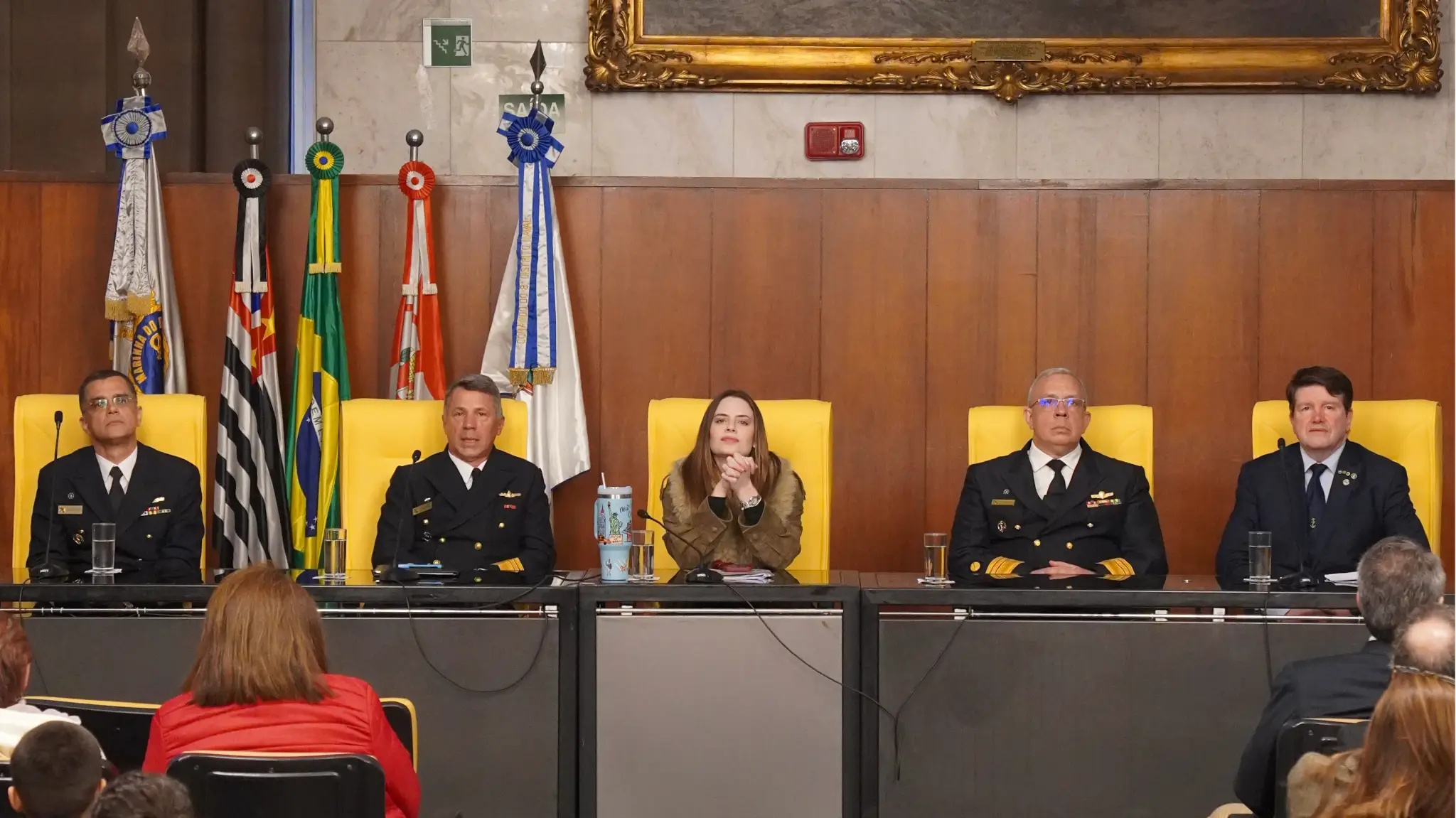Militares ao lado de Zoe Martínez em celebração