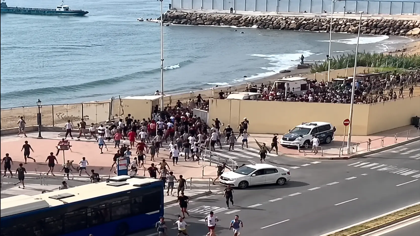 Marroquinos invadindo praia na Espanha