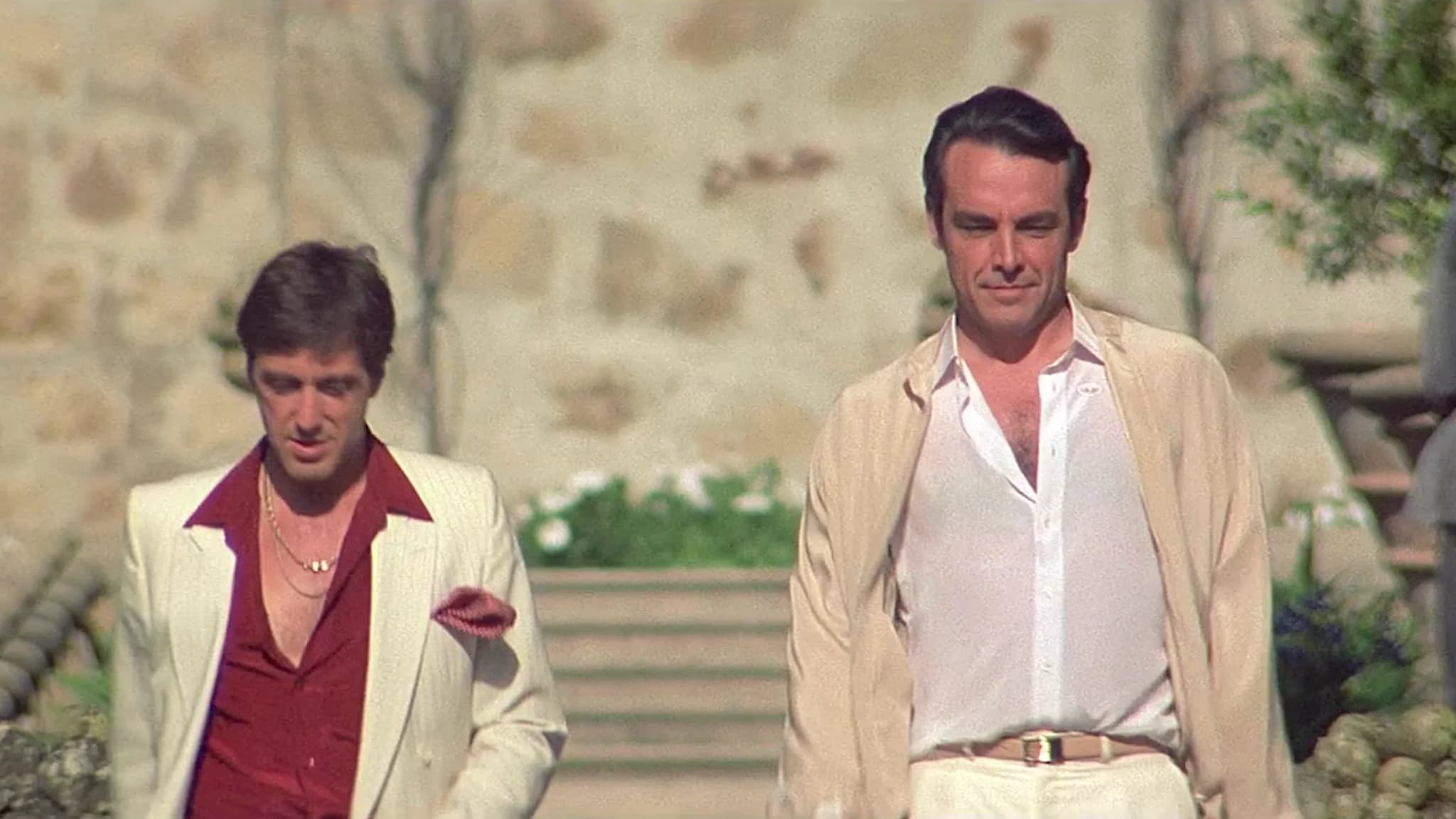 Cena do filme scarface em que o traficante Alejandro Sosa, inspirado em Roberto Suárez Gómez, aparece