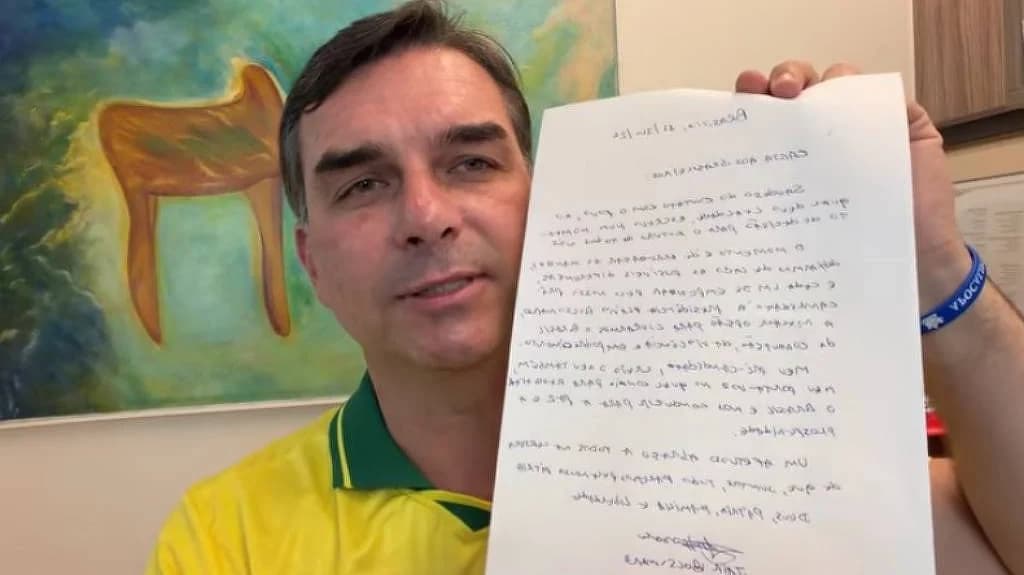 Flávio Bolsonaro pode ser punido por mostrar carta do pai