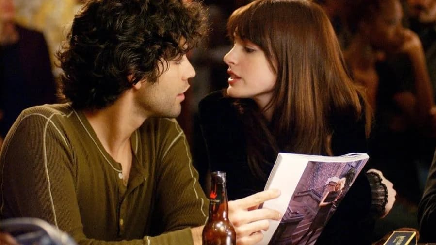 cena do filme em que Anne Hathaway conversa com seu namorado