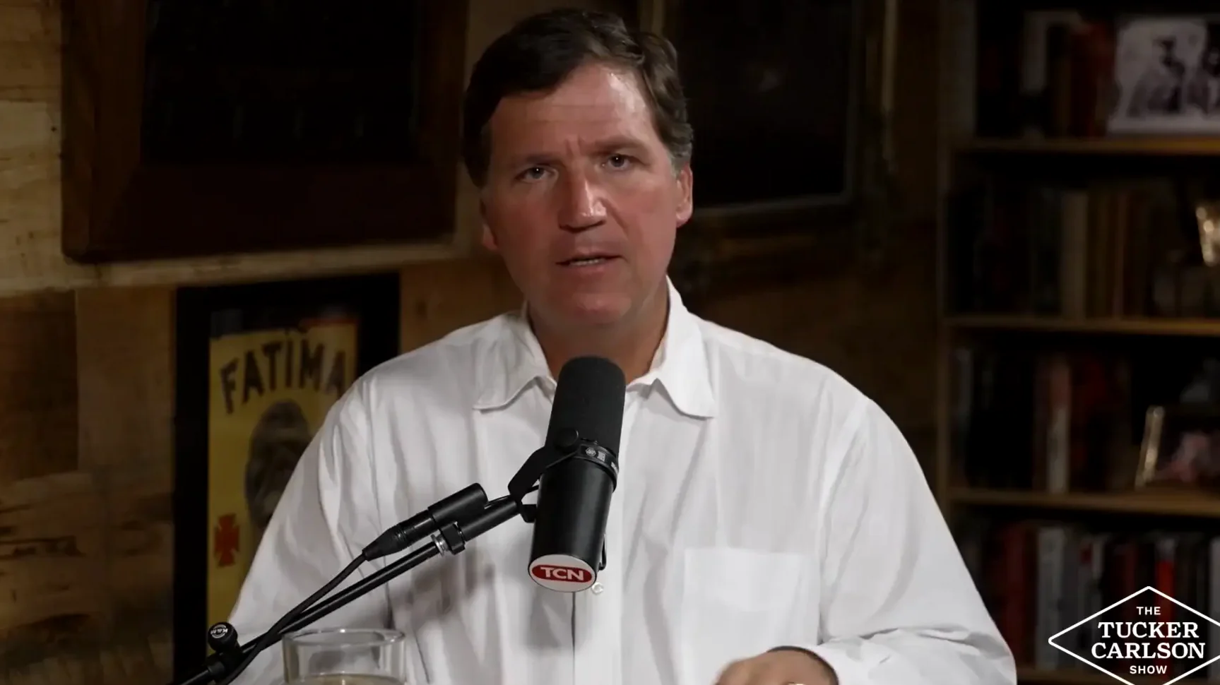 Tucker Carlson apresentando seu podcast The Tucker Carlson Show
