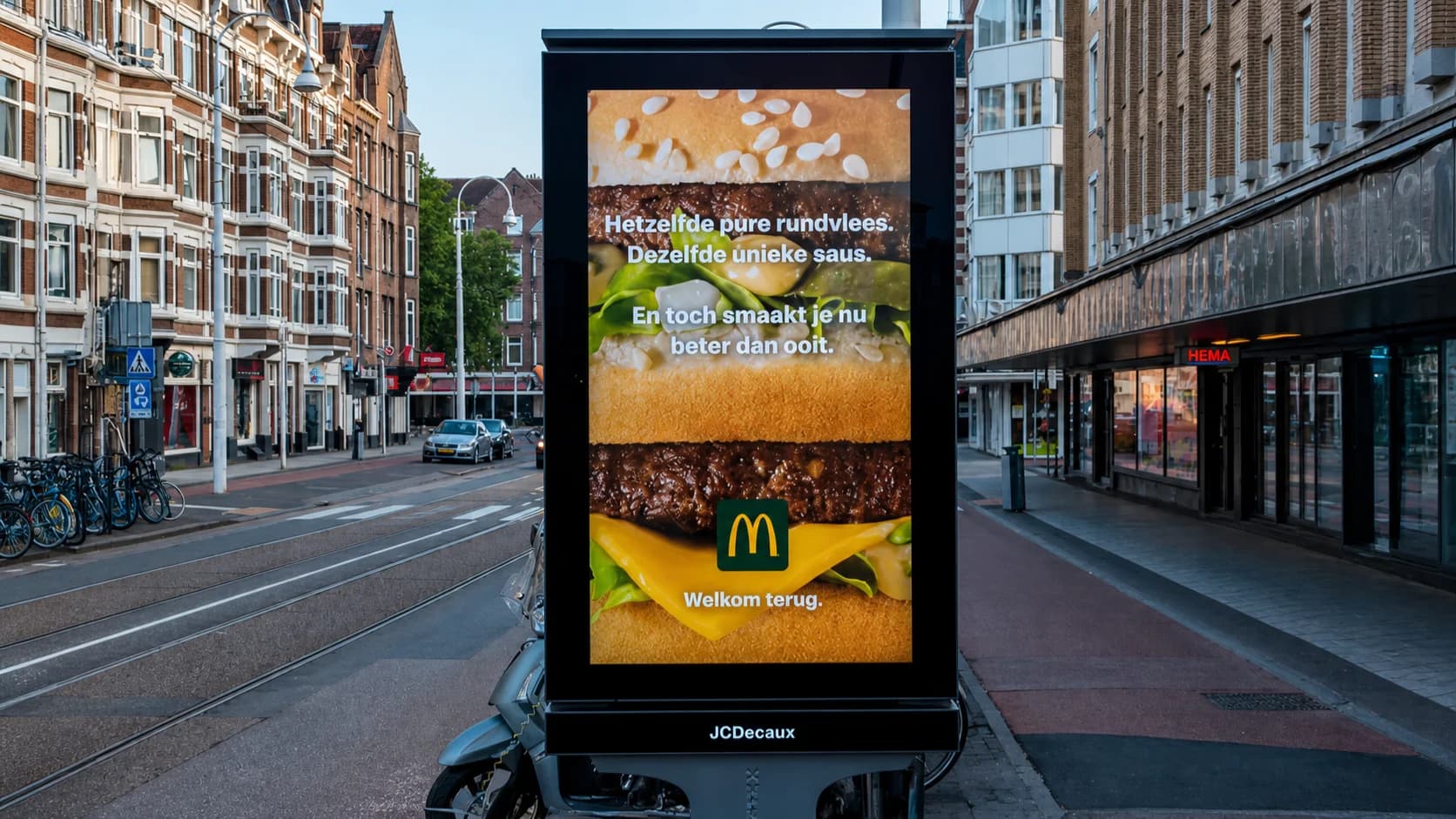 Outdoor em amsterdã com propagando do McDonald's