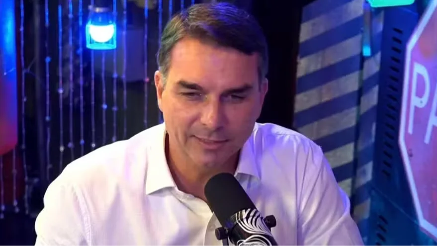 Flávio Bolsonaro acusa Lula de criar time de fake news