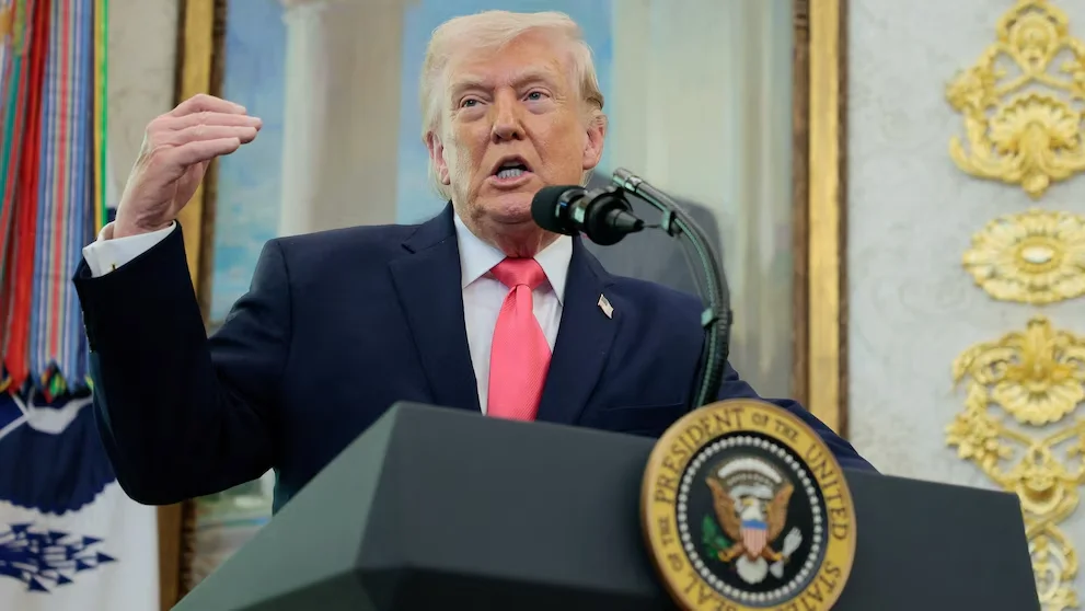 Trump discursando no salão oval