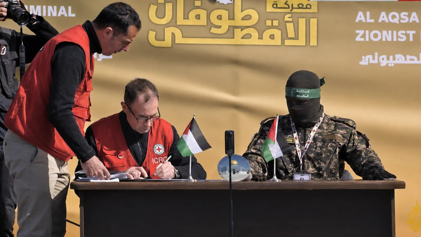 Na foto a assinatura de soltura entre Hamas e Cruz Vermelha internacional