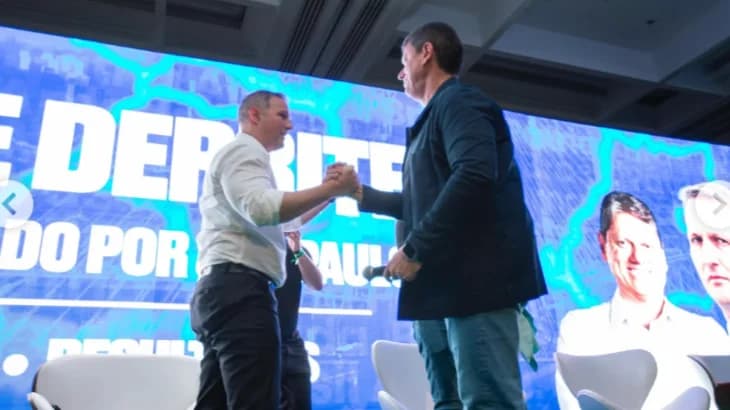 Guilherme Derrite de mãos dadas com Tarcísio de Freitas.