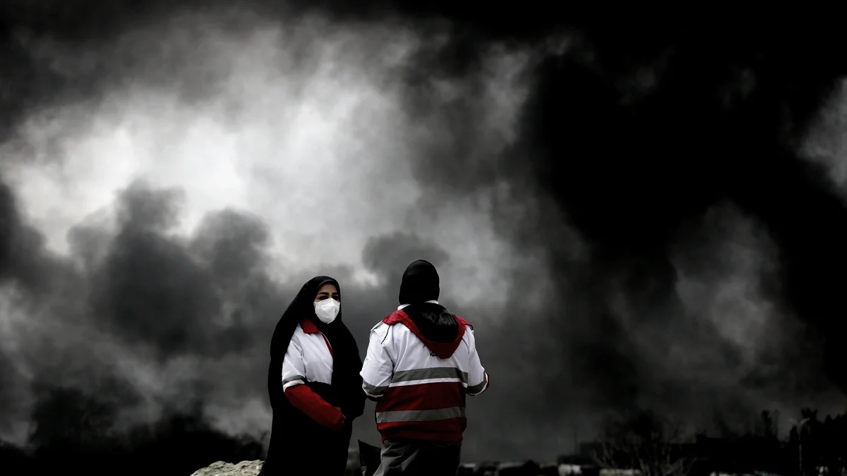 Ataques americanos causam chuva ácida e fumaça tóxica no Irã. Profissionais da saúde em meio à fumaça causada pelos ataques americanos contra o regime iraniano