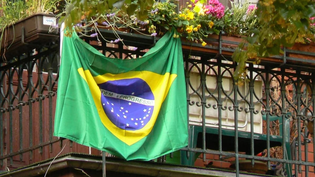 bandeira do brasil pendurada em sacada