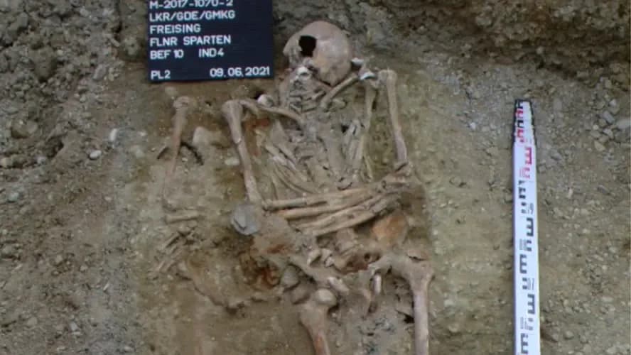 O esqueleto com a prótese de ferro na sepultura de Freising, na Alemanha