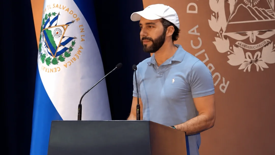 Bukele discursando de boné