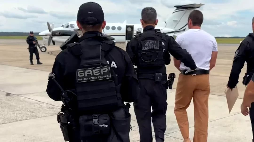 Daniel Vorcaro sendo levado pela Polícia Penal Federal