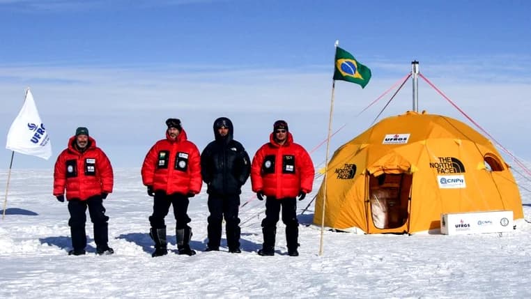 Grupo de perfuração no gelo. 