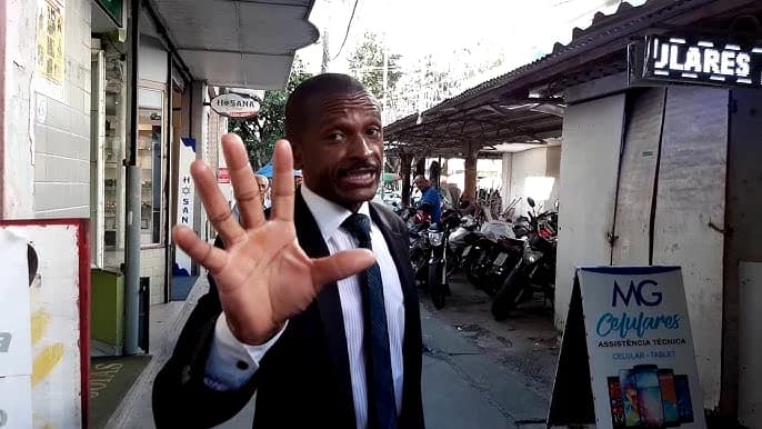 Pastor Moisés Neri durante pregação em Feira de Santana.