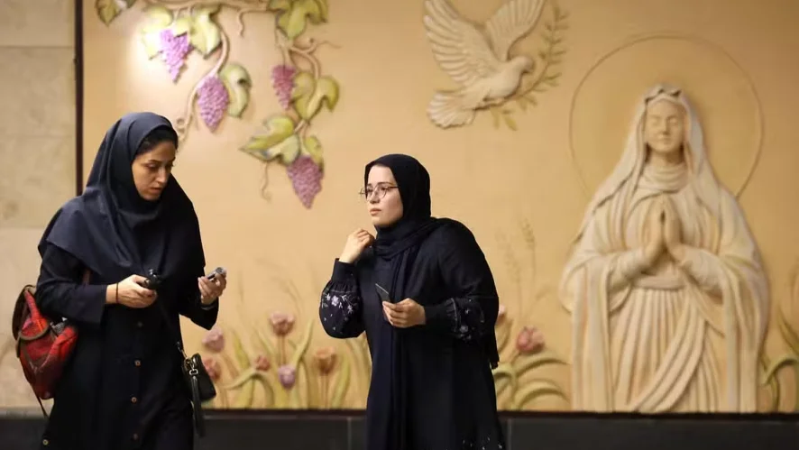 Mulheres muçulmanas em frente à imagem de Maria na Estação de Metrô no Irã