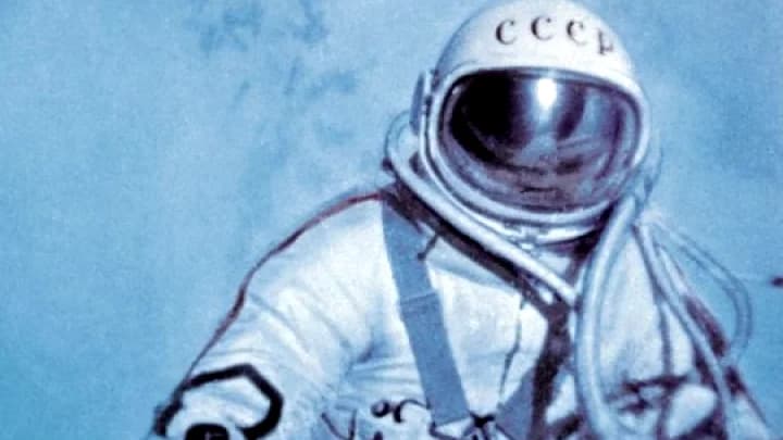 Alexei Leonov, no exato momento em que saiu da Voskhod 2, em órbita, para iniciar sua caminhada espacial
