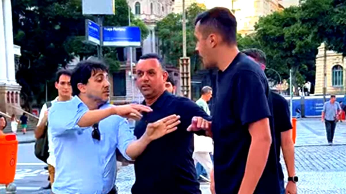 Renan dos Santos durante a briga com Gabriel Costernaro