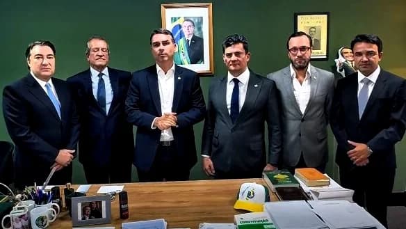 Flávio Bolsonaro declara apoio a Sergio Moro para o governo do Paraná 