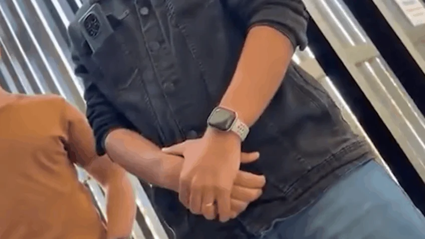 cena do vídeo em que policiais abordam um homem que 