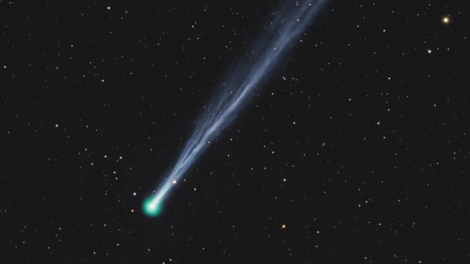 O C/2025 R3 (PanSTARRS) exibe cauda proeminente em Pasyn, na Polônia, em 9 de abril.