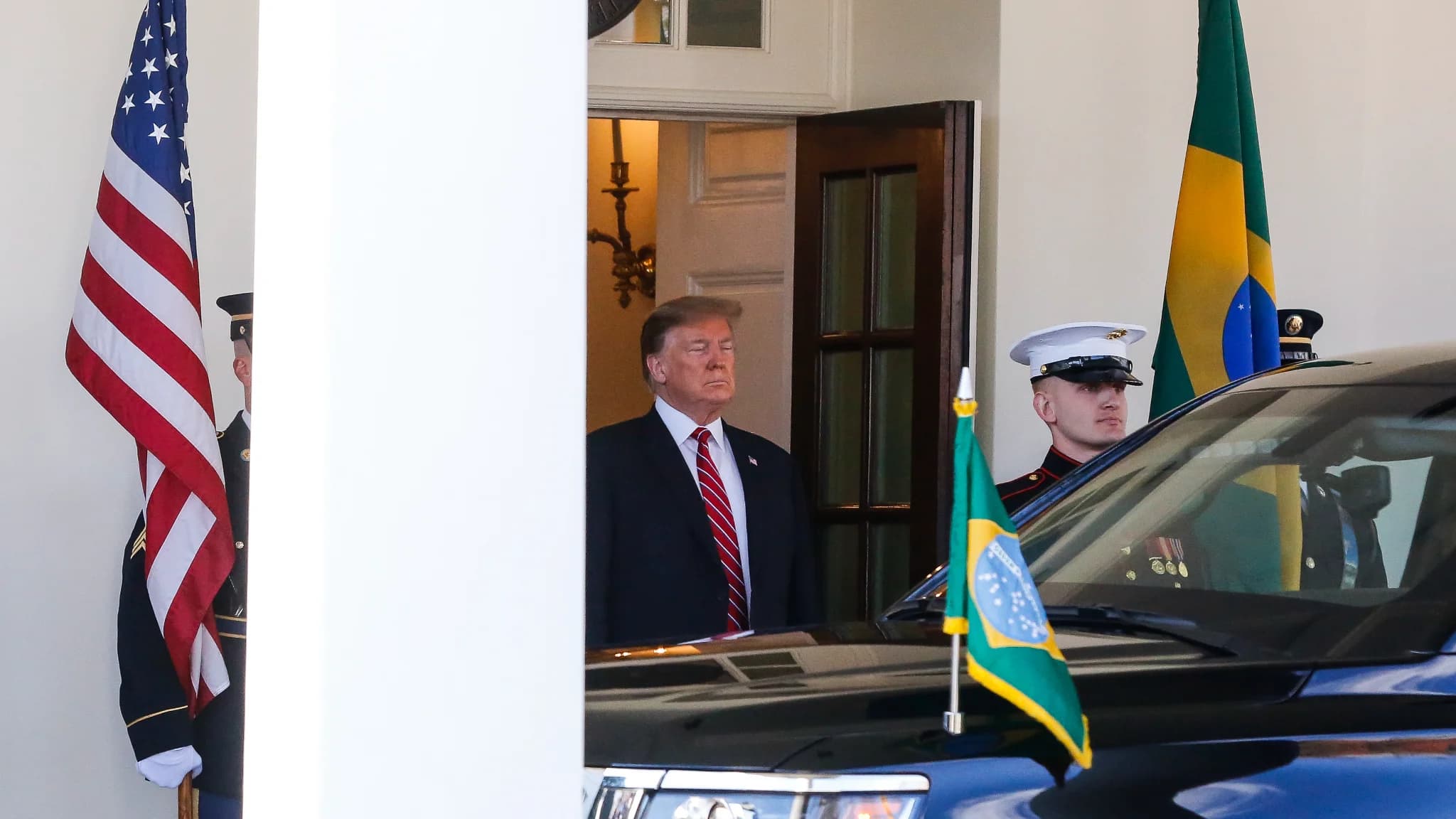 Donald Trump aguardando o presidente do Brasil