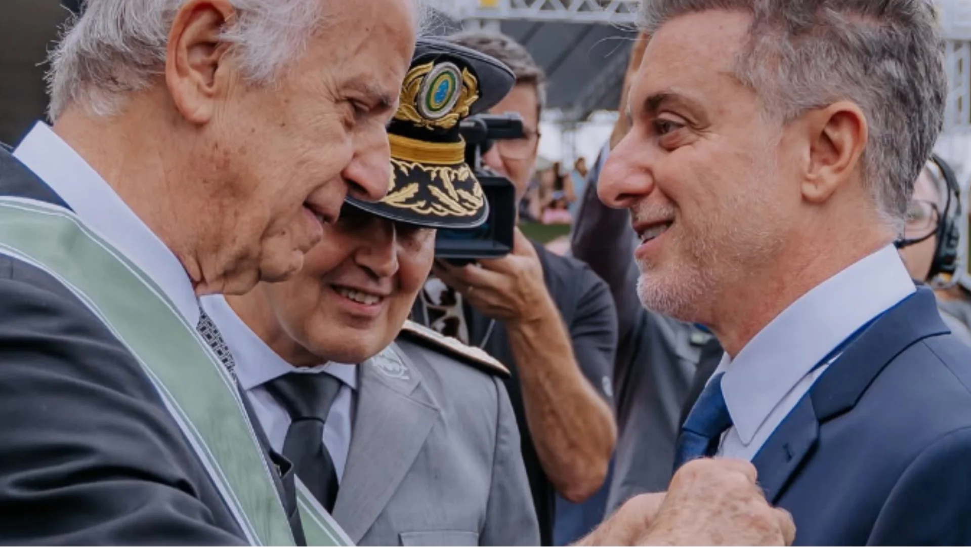 Luciano Huck é premiado pelo Exército Brasileiro.