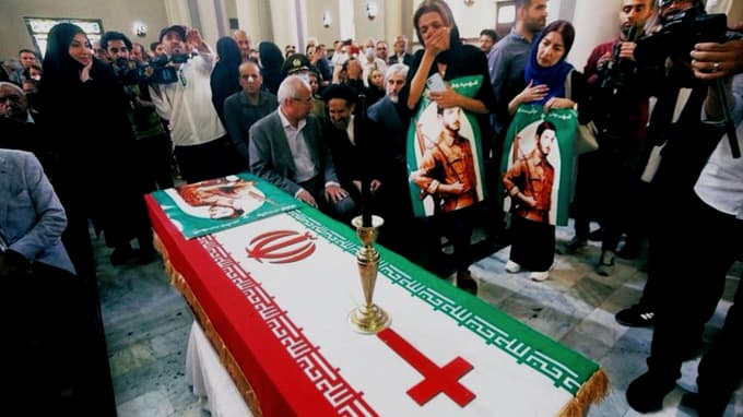 Descubra como é a vida dos cristãos no Irã. Cristãos chorando a morte de um soldado