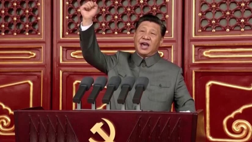 Xi Jinping discursando em palanque do Partido Comunista