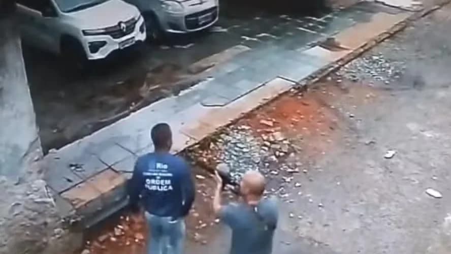 Policial ameaçando funcionário da prefeitura