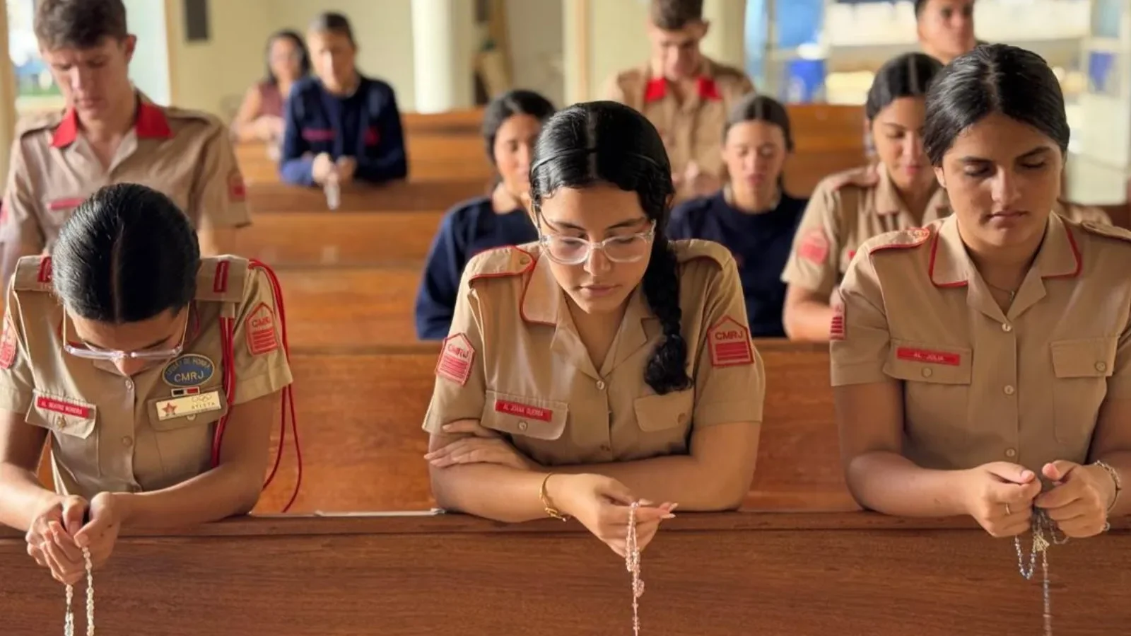 garotas rezando no Colégio militar do Rio de 