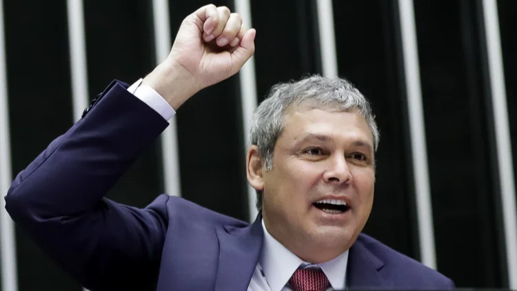 Lindberg Farias manda emendas para o MST