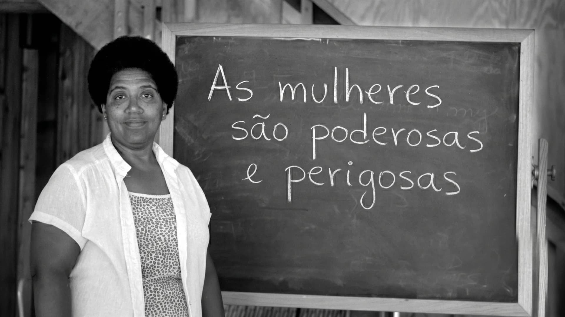 Audre Lorde dá palestra para estudantes no Atlantic Center for the Arts em New Smyrna Beach, Flórida. Robert Alexander, Archive Photos, Getty Images. (Nota: a mensagem da imagem foi traduzida por Inteligência Artificial)