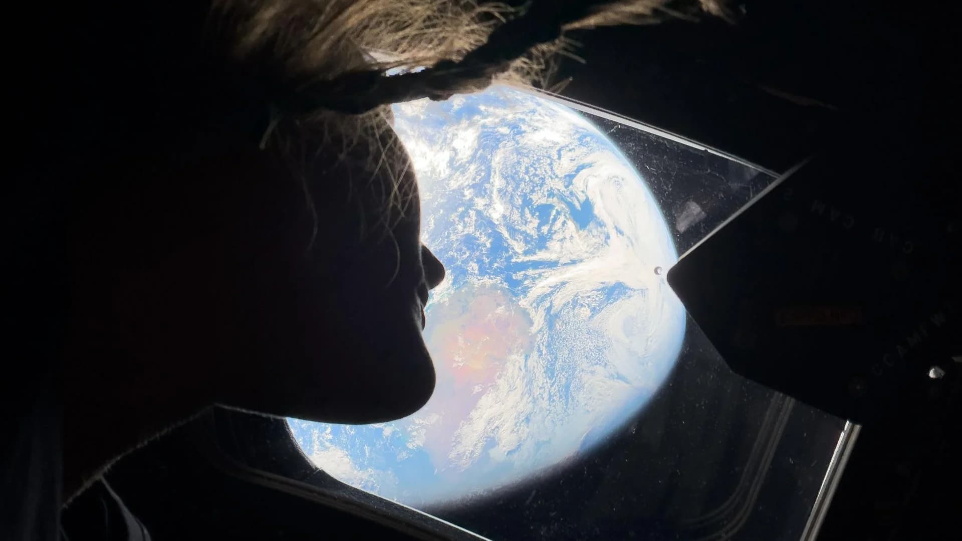 Astronautas da Artemis II olhando a Terra