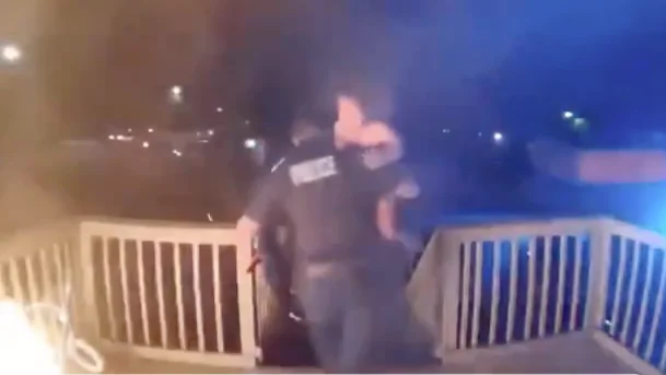 Sem equipamento de proteção, policial entra em casa em chamas e salva criança no Tennessee.
