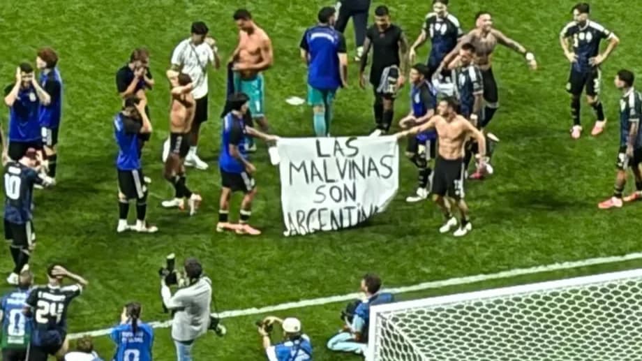Jogadores da argentina mostraram faixa escrito "Las malvinas son Argentinas"