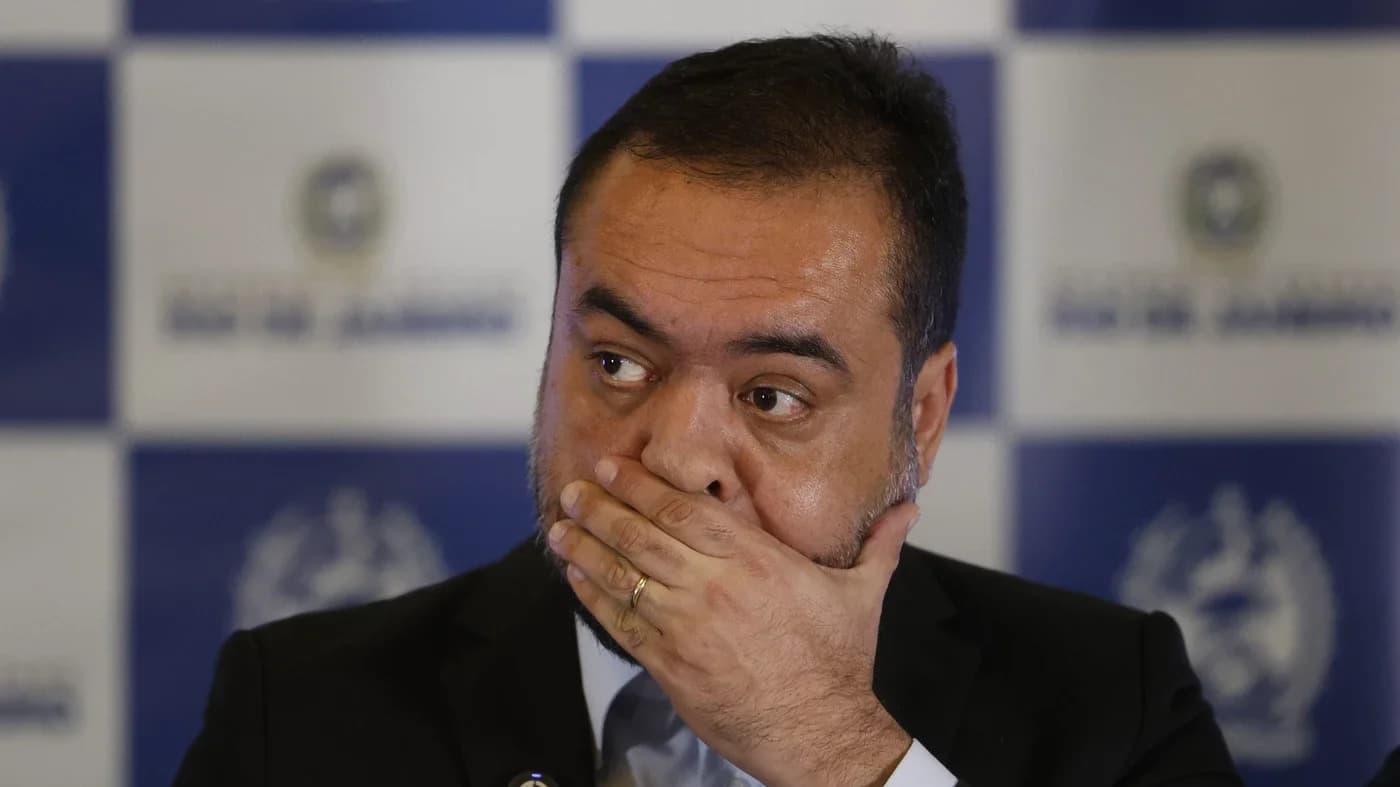 Cláudio Castro com mão na boca