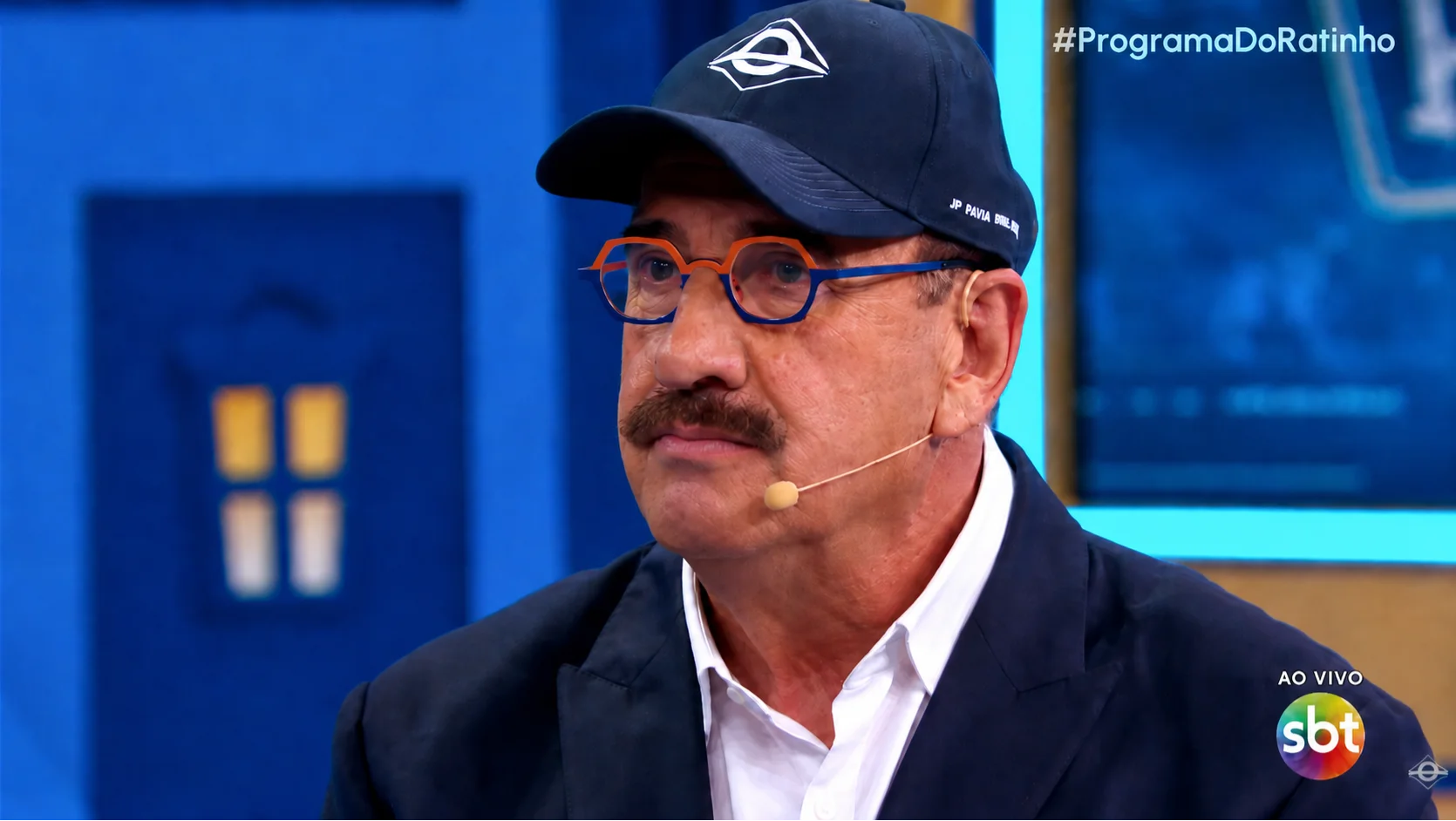 Ratinho usa boné da Brasil Paralelo durante entrevista especial no SBT.