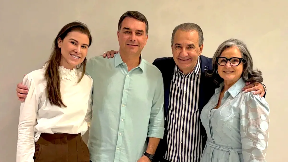 Flávio Bolsonaro durante o café da manhã do culto que participou com Silas
