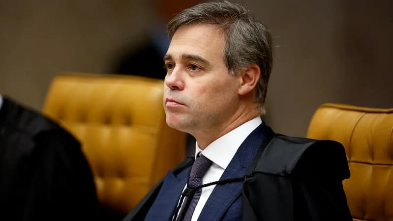 Ministro André Mendonça durante sessão do STF; magistrado encaminhou à PGR pedidos de revogação de prisões em investigação sobre fraudes no INSS.