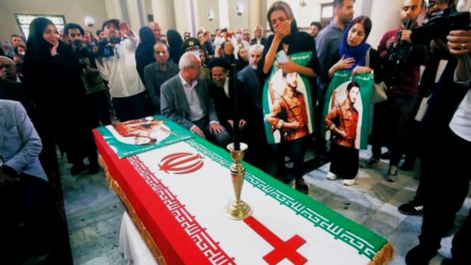 Cristãos no Irã velando um soldado morto. Descubra como vivem os cristãos no país