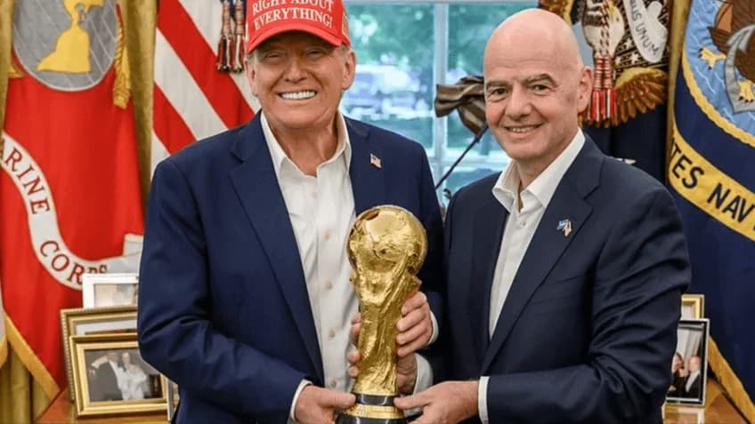 Trump e Infantino segurando a taça do mundo