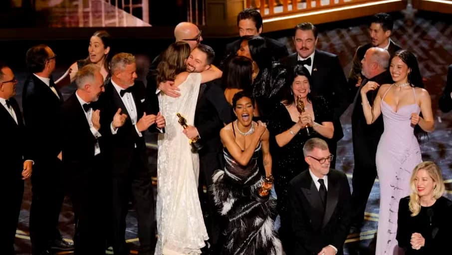 Atores de Uma batalha após a outra comemorando na cerimônia do Oscar