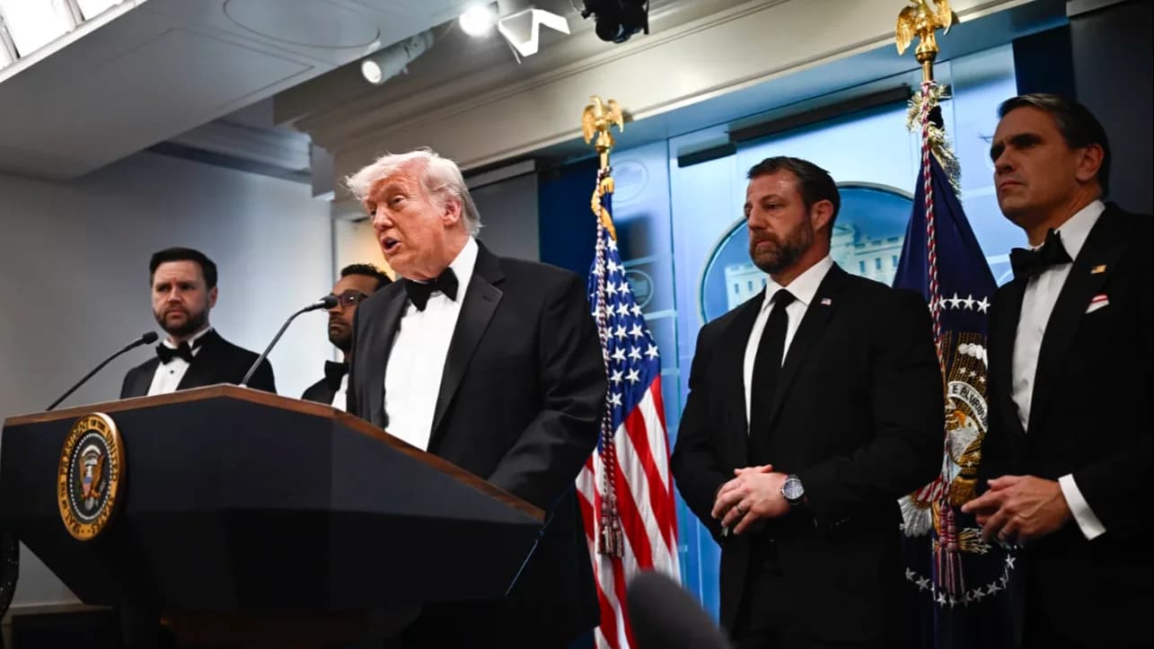 Trump discursa ao lado do diretor do FBI após ser evacuado do jantar.