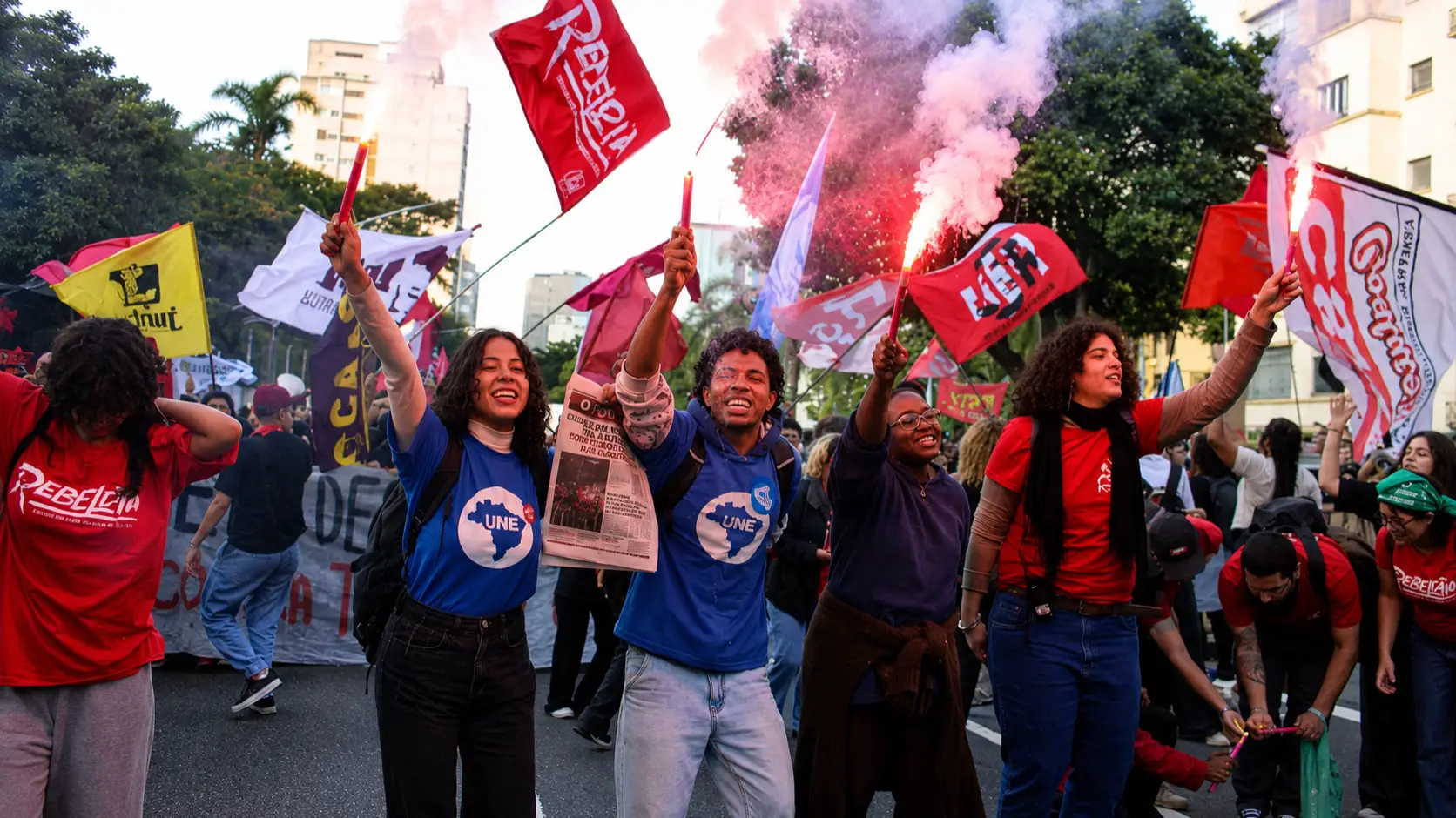 Estudantes da USP estão em greve e pedem salário maior do que o dos trabalhadores, sem exigência de assistir às aulas ou tirar boas notase cotas para trans