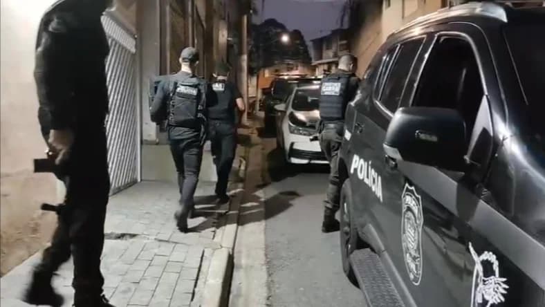Policiais durante a operação que encontrou laços entre a facção e a Al-Qaeda