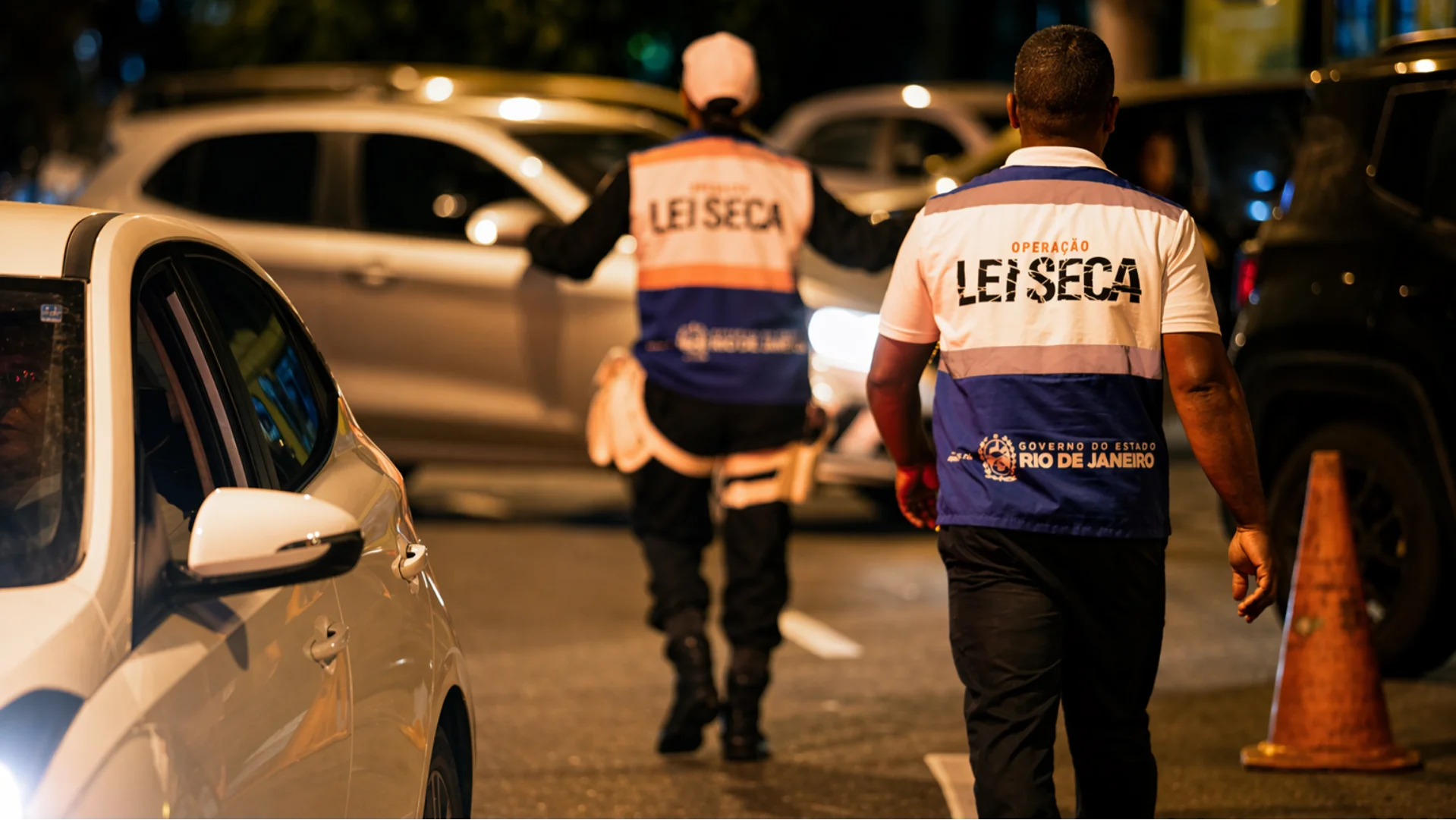 Fiscais da Lei Seca atuam no Rio de Janeiro.