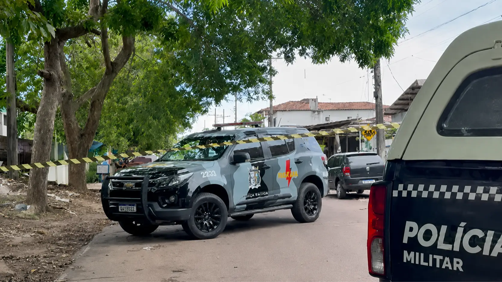 Policiais na cena da morte do homem que roubava casas.